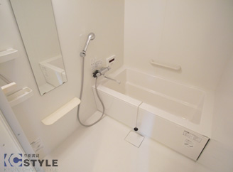 清潔感ある大きめな浴室には追炊き機能付きで便利です