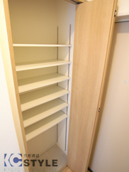玄関には可変棚付のシューズクローゼットが装備