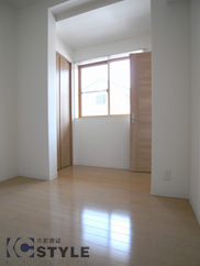 寝室にも窓があり、風遠しが良く心地よい