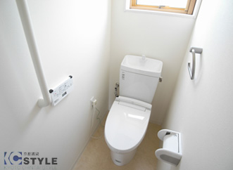 リモコン付ウォシュレット装備のトイレにも小窓が有り嬉しい（106号type）