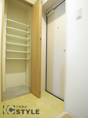 フラットな設計の玄関廻り