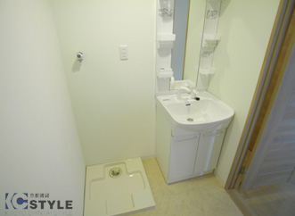 洗面脱衣室にはシャンプードレッサーと洗濯機置き場を配置