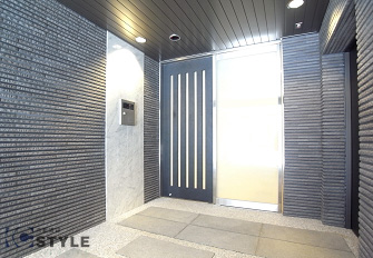 日本庭園の飛び石をモチーフにしたオートロックまでのエントランス