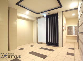 白を基調とした明るく清潔感のある広いエントランスホールが美しい