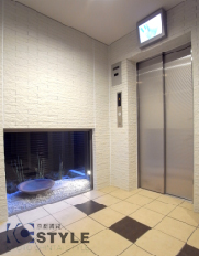 オシャレな坪庭が望めるモニター付エレベーターホール