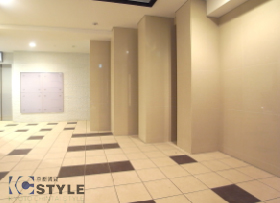 エントランスホールには大判タイルの床材が高級感を高めています