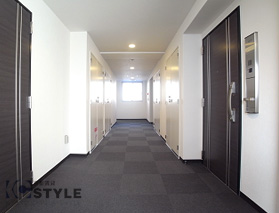 ホテルライクな内廊下タイプで、寒暖の差を感じにくく、綺麗に保てる共用部廊下