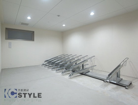 屋内に施錠された駐輪場スペースで防犯性も高めています