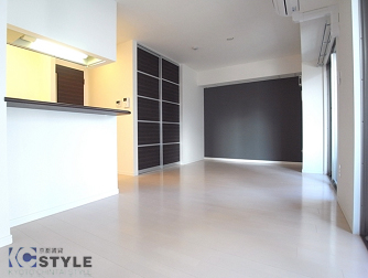 デザインクロスと明るさを引き出すクリアカラーのフローリングのコントラストが綺麗な４・５Fフロア（501号）