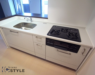 ワイド２１００の人造大理石トップ、グリル付３口ガスコンロ装備のシステムキッチン（501号）
