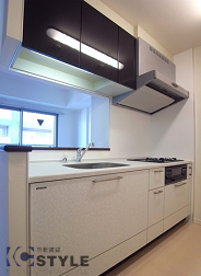 色調を変えた、ワイドな吊戸棚も装備し、収納力もOK（501号）