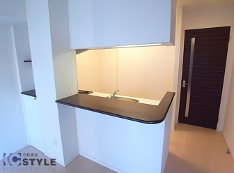 使い勝手の良いカウンターキッチンタイプを採用。随所に小物棚等を配置しています（501号）