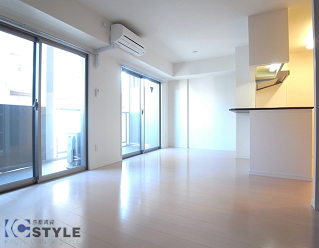 大型のハイサッシで開口部を出来るだけ大きくし、風通しと採光性を高めています（501号）