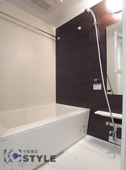 ダークカラーのデザインパネルで高級感のあるバスルーム４・５F