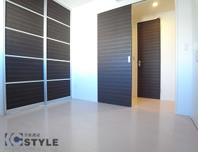 洋室へのアクセスはデッドスペースが出にくいフルフラットスライドドアを採用（501号）