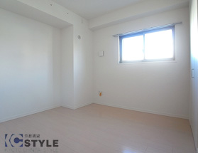 全洋室に採光窓と、冷暖房エアコン用スリーブ＆室外機置場を確保しています（501号）