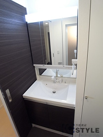 使い勝手の良い３面鏡のシステムシャンプードレッサー（501号）