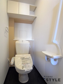 ウォシュレット装備のトイレスペースに造り付けのシステム収納付（501）