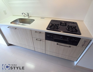 ワイド２１００の人造大理石トップ、グリル付３口ガスコンロ装備のシステムキッチン（303号）