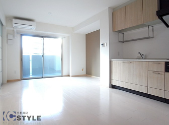 リビングもワイドが有って、家具の配置もしやすく、採光も良好（303号）