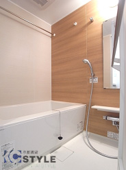 木目調のデザインパネルが高級感あるバス２・３F（303号）