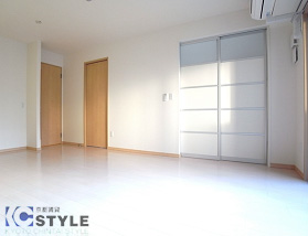 温かみのある木目調の建具と白基調のフローリングが綺麗（303号）