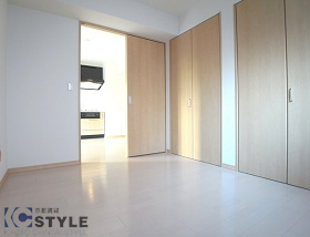 大型の収納を備えた洋室（303号）