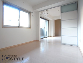 採光も良好な洋室には、デッドスペースを軽減できるスクリーンスライドドアを採用（303号）