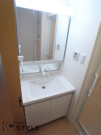 使い勝手の良い３面鏡のシステムシャンプードレッサー（303号）