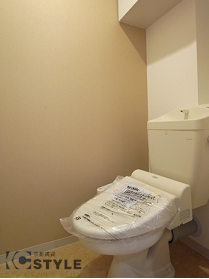 ウォシュレット装備のトイレにも、デザインクロスでアクセント（303）