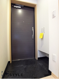 玄関には、トールタイプシステムシューズBOX完備（303号）