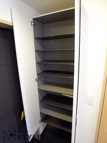 シューズBOXには、ブーツ等もしまいやすい可動棚式（303号）