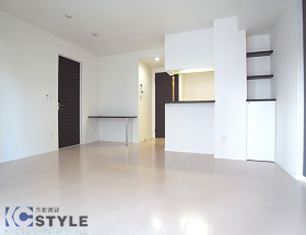 ちょっとしたＰＣデスクや、デザイン性ある細かい飾り棚が付いたカウンターキッチン（502号）