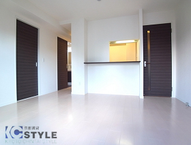 しっかりキッチンと区別されたリビングは、ソファー等の家具が配置しやすい（505号）