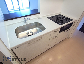 一番コンパクトな05号でもこのワイドなグリル付３口ガスシステムキッチンが魅力（505号）