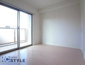 帖数表記より少し広く感じられる寝室には、ダブルベッドもしっかり置けます（505号）