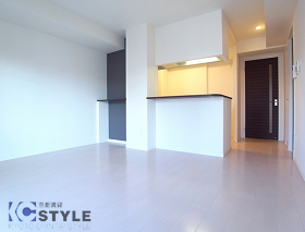 ポイントのデザインクロスがお部屋の印象を引き締めてくれます（504号）