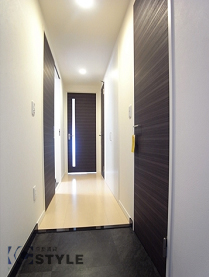 玄関からフラットに続く廊下（502号）