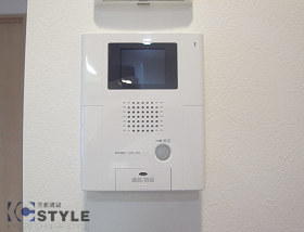 オートロック連動のモニター付インターホンで来訪者を確認できます（全タイプ共通）