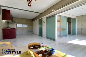 キッチンデザインパネルがお洒落な室内