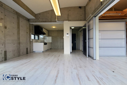 白を基調としたリビングは解放感があり明るくお洒落な空間を演出(301)