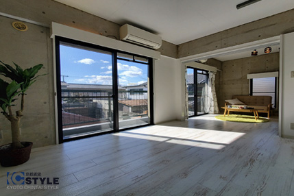 ワイドバルコニーから陽が差し込み明るく柔らかい室内(102)