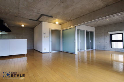 ダウンライトと床の色がマッチしたリビング(201)