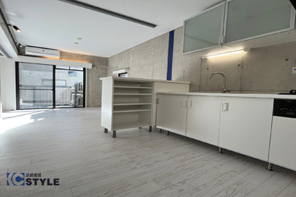 キッチンスペースも広く確保したリビング(203)