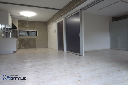 洋室とフラットに繋がり使い勝手の良いリビング(104)