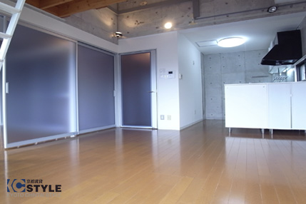 ブラウンの床材を使用する事で落ち着いた雰囲気の室内に(305)