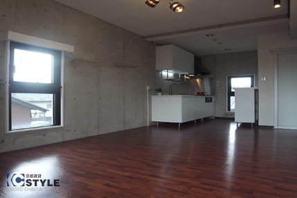 ダークブラウンの床材を使用する事で落ち着きのある空間に(305)