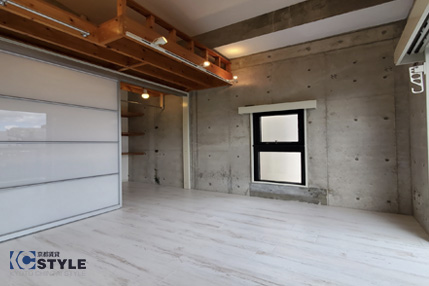 コンクリート打ちっぱなしに温かみのある木目のロフトがよりお洒落な空間を演出(301)