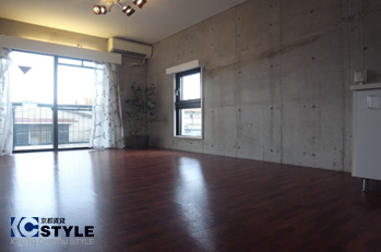 ダークブラウンの床材で重厚感のある室内に(305)