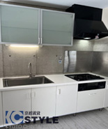 清潔感のあるシステムキッチン(203)